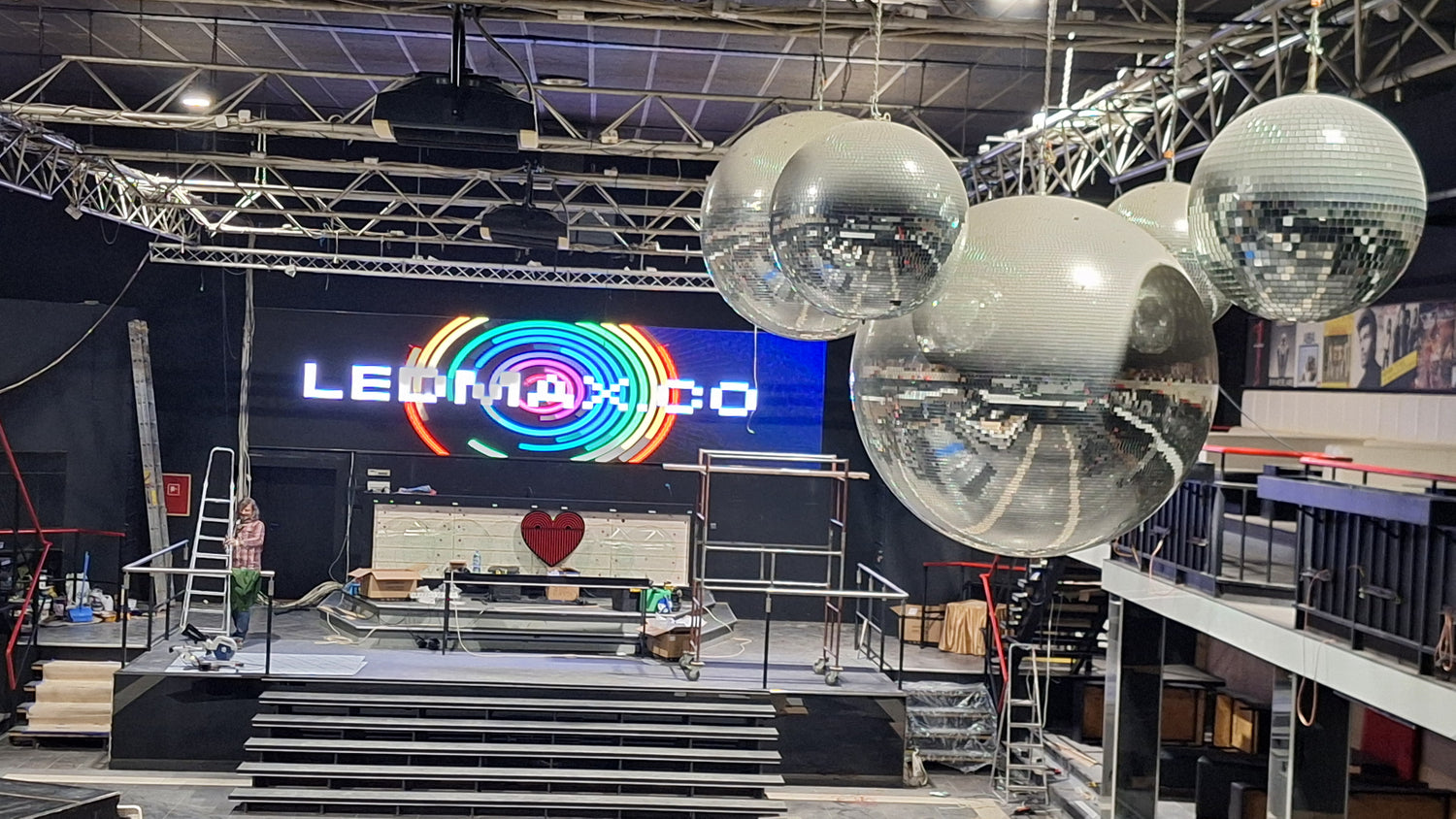 Sprzęt do klubów nocnych i stanowiska DJ-skie